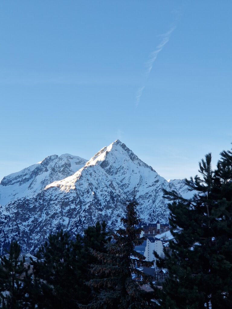 Belle image de l'aiguille de Venosc, visible depuis l'appartement pendant l'hiver.